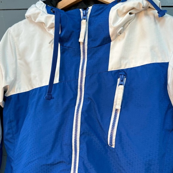 Body Glove Women’s Blue and White Snow Technology Ski Jacket - Picture 7 of 13